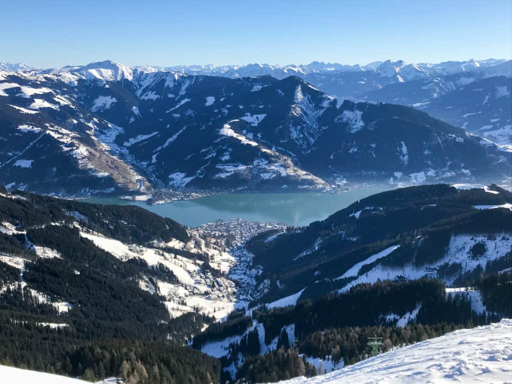 Blick aus dem Skigebiet auf Zell am See